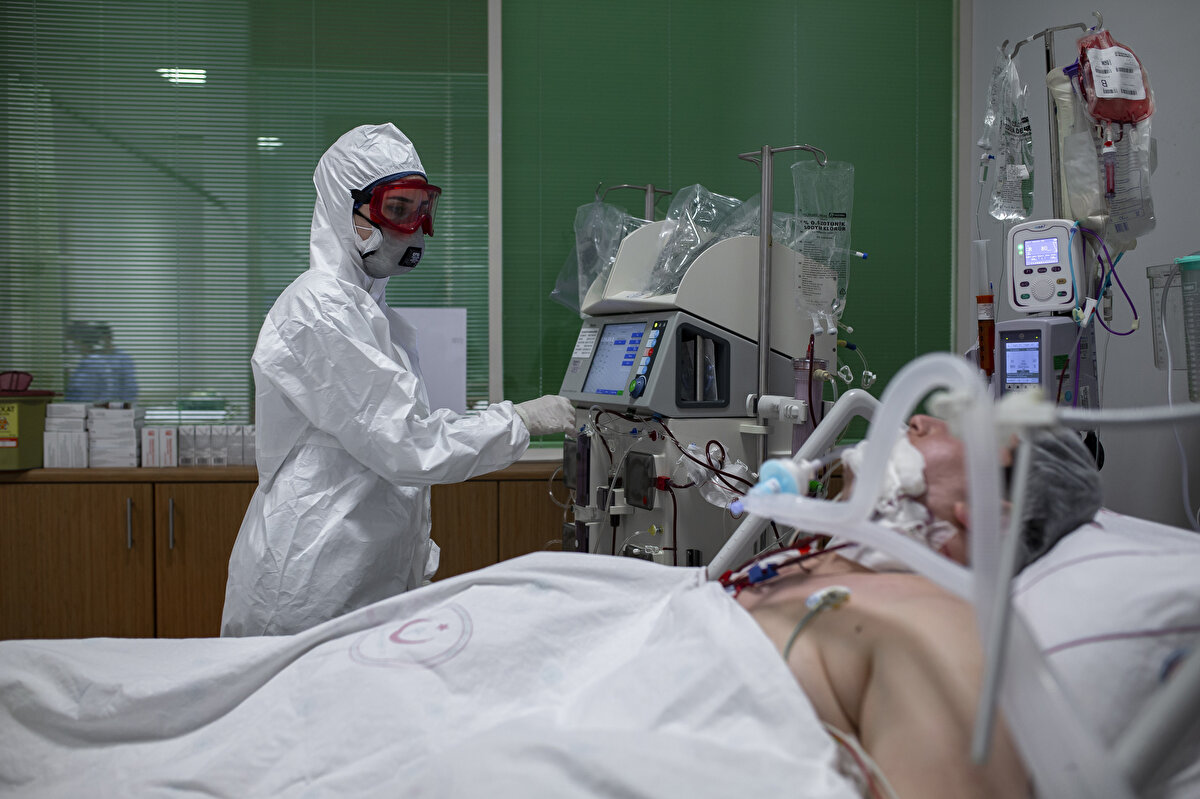 Doç. Dr. Sönmez, sağlık çalışanlarının mesai kavramı olmadan 24-36 saat nöbetlerle çalıştığını hatırlatarak, Ancak bu dönemde gerek virüs yükü, gerekse sağlık çalışanlarını koruma açısından daha esnek çalışma düzenlerine geçtik. Bu düzen hem bizim kendi sağlığımızı korumamızda hem de performansımızda faydalı oldu. Maalesef hastalığa yakalanan sağlık mensuplarımız da oldu. Esnek mesai onların idame ettirilmesi açısından da olanak sağladı. Bir nevi yedek güç olarak herkesi sahada bulundurmadık, esnek mesaiyle bunu sağladık. şeklinde konuştu.