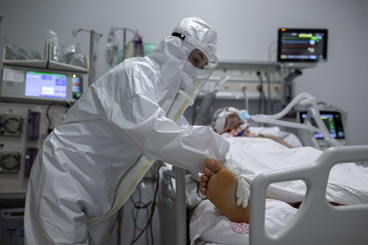 Hastanenin Klinik Mikrobiyoloji Kliniği İdari Sorumlusu Enfeksiyon Hastalıkları Uzmanı Doç. Dr. Filiz Pehlivanoğlu da hastanede bütün branştan hekimlerin Kovid-19 hastalarını takip ettiğini aktardı. Kovid-19 tanısı konarak hastaneye yatırılan kişilerden durumu iyi seyredenlere 5 günlük bir tedavi uyguladıklarını anlatan Pehlivanoğlu, Her şey yolunda giderse, hastanın tetkiklerinde bir bozulma olmazsa 5 günün sonunda hastayı taburcu ediyoruz. Ama maalesef ki bazı hastalarımız klinik ağırlaşarak gidiyor. Bu hastalarda tedavi değişikliğine gitmemiz gerekiyor. Farklı tedavi yöntemlerini de uygulamamız gerekiyor. Bu durumda çok daha uzun yatan hastalarımız olabiliyor. Hatta bazı hastalarımızda yoğun bakım ihtiyacı doğuyor. O hastaların da yoğun bakımda takibine devam ediliyor. diye konuştu.