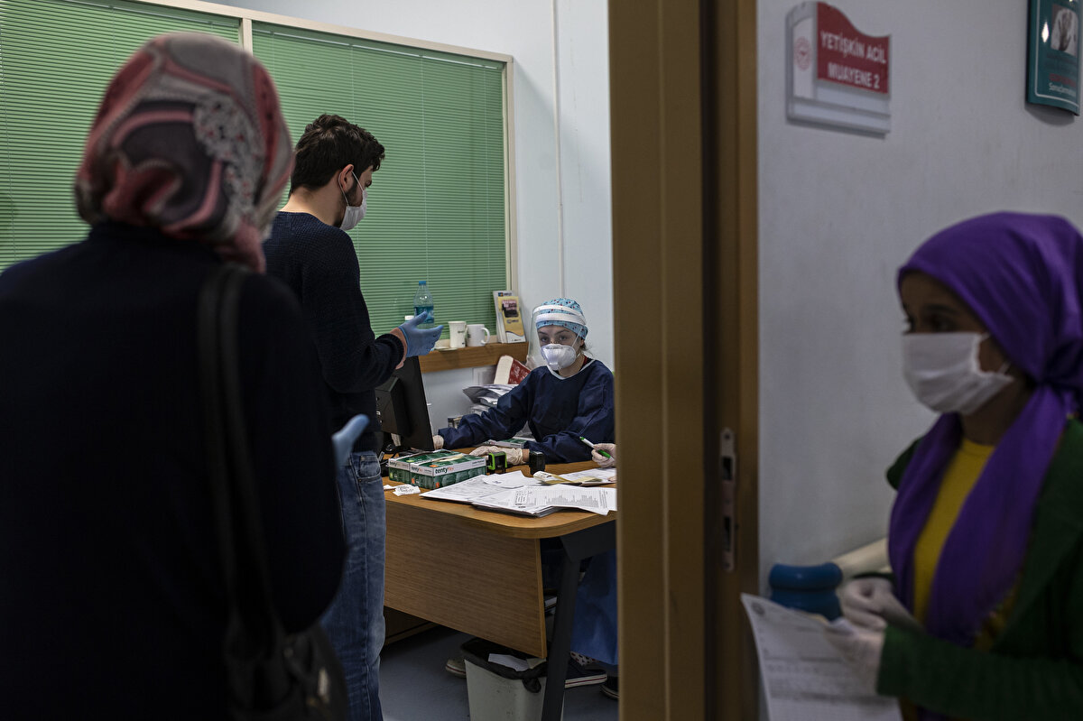 Tedavinin hastanede verilmesi kararlaştırılan hastalar kendileri için ayrılan servislerde ya da yoğun bakım bölümlerinde klinik durumlarına göre değişen sürelerde tedavi görüyor.