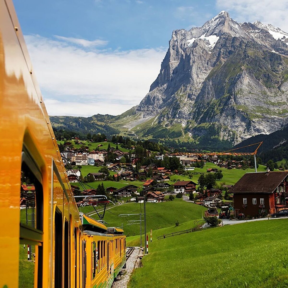 🌄Grindelwald: Heidi çizgi filminde gördüğümüz kasabalardan biri Grindelwald. Interlaken’e çok yakın mesafede olan kasaba, aynı zamanda İsviçre’nin en ünlü kayak merkezlerinden biri. Dünyadaki en yüksek tren istasyonu ve Great Aletsch Glacier buzulu bu bölgede mutlaka görülmesi gereken yerler.