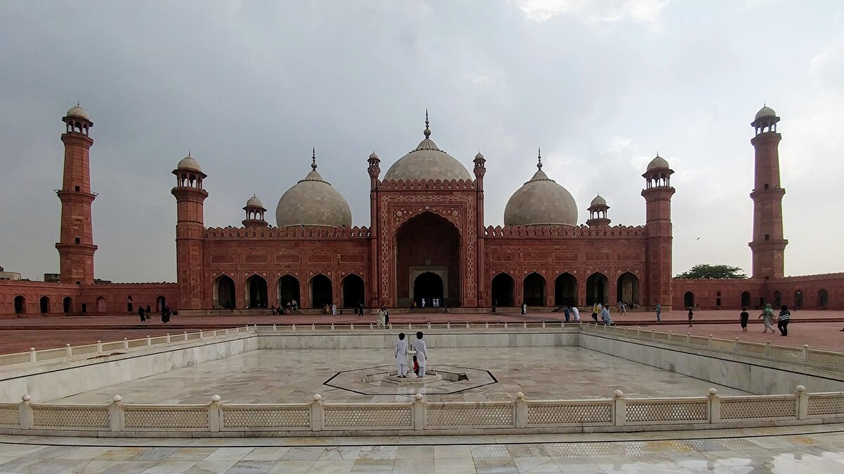 Caminin mimarisi Delhi’de bulunan Cuma Mescidi’ne çok benzetilir.