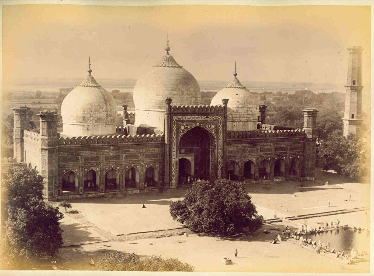 1799-1846 yılları arasında Lahor’u kontrol altında tutan Sih İmparatorluğu döneminde, Badşâhî Camii ciddi zarar görmüştür.