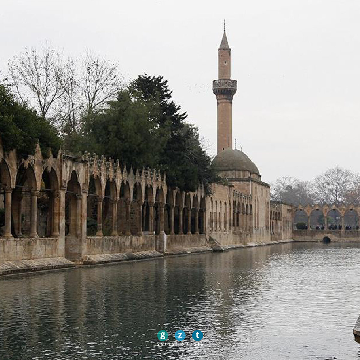 Efsaneye göre Nemrut Kralı, evlatlık oğlu Hz. İbrahim’in putları kırdığı gerekçesiyle yakılmasını emreder. Bugün gölün olduğu yere büyük bir ateş yakılır ve İbrahim Peygamber Urfa Kalesi’nden aşağıya atılır. İşte o sırada ateş bir göle dönüşür ve odunlar da balığa. Binlerce yıl boyunca bu göl ve göldeki balıklar kutsal kabul ediliyor. Bu efsaneye büyülü bir yolculuk yapmak sizin elinizde bit.ly/35WWpdF