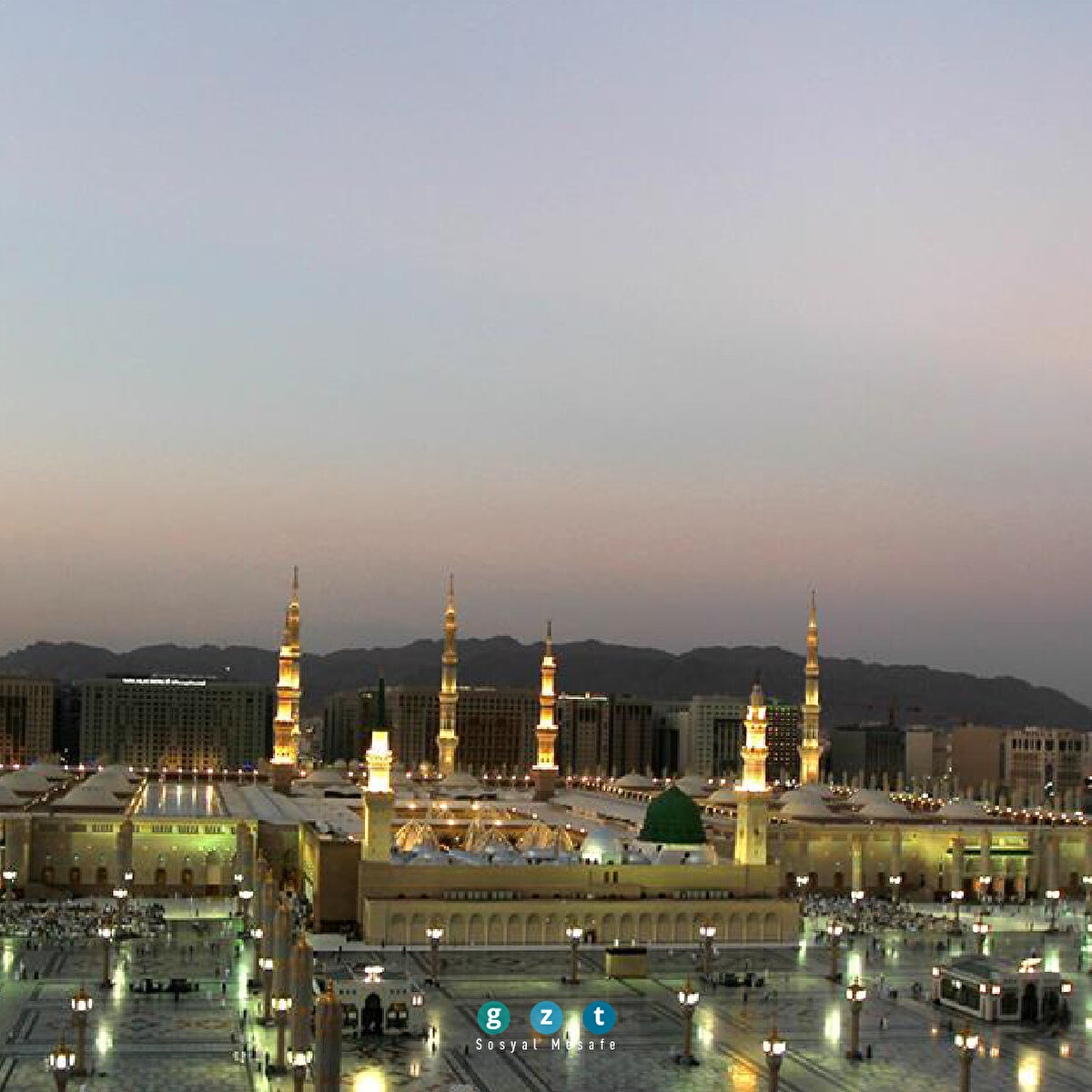 Mescid-i Haram’dan sonra Müslümanların en kutsal ikinci mescidi olan Mescid-i Nebevi Medine’de bulunuyor. Hicretten sonra Medine’ye yerleşen Hazreti Muhammed (sav) ve sahabesi tarafından inşa edilen ilk Mescid bu alanda bulunuyordu. Hacca gidenlerin Mekke’den sonra mutlaka ziyaret ettikleri Medine’ye doğru sanal bir yolculuk sizi bekliyor. Sanal tur için: bit.ly/3fPcSoW