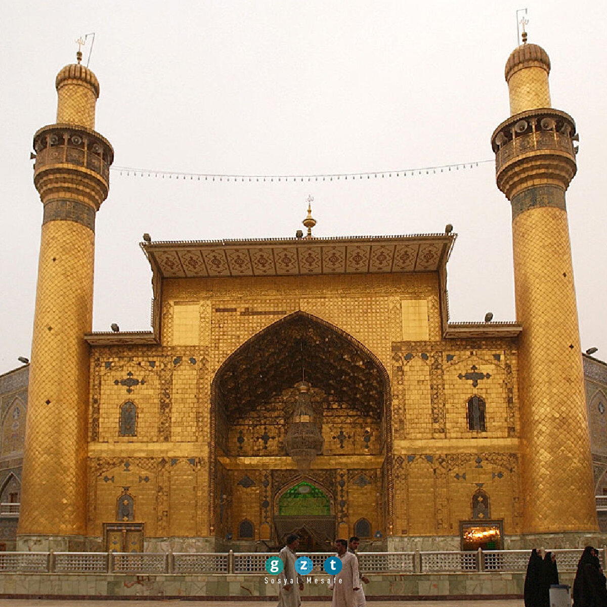 Irak'ın Necef kentinde yer alan Hazreti Ali'nin türbesininin yanında Hz. Adem ve Hz. Havva ile Nuh peygamberin de kabirleri yer alıyor. Sanal tur için: bit.ly/2YVChHA