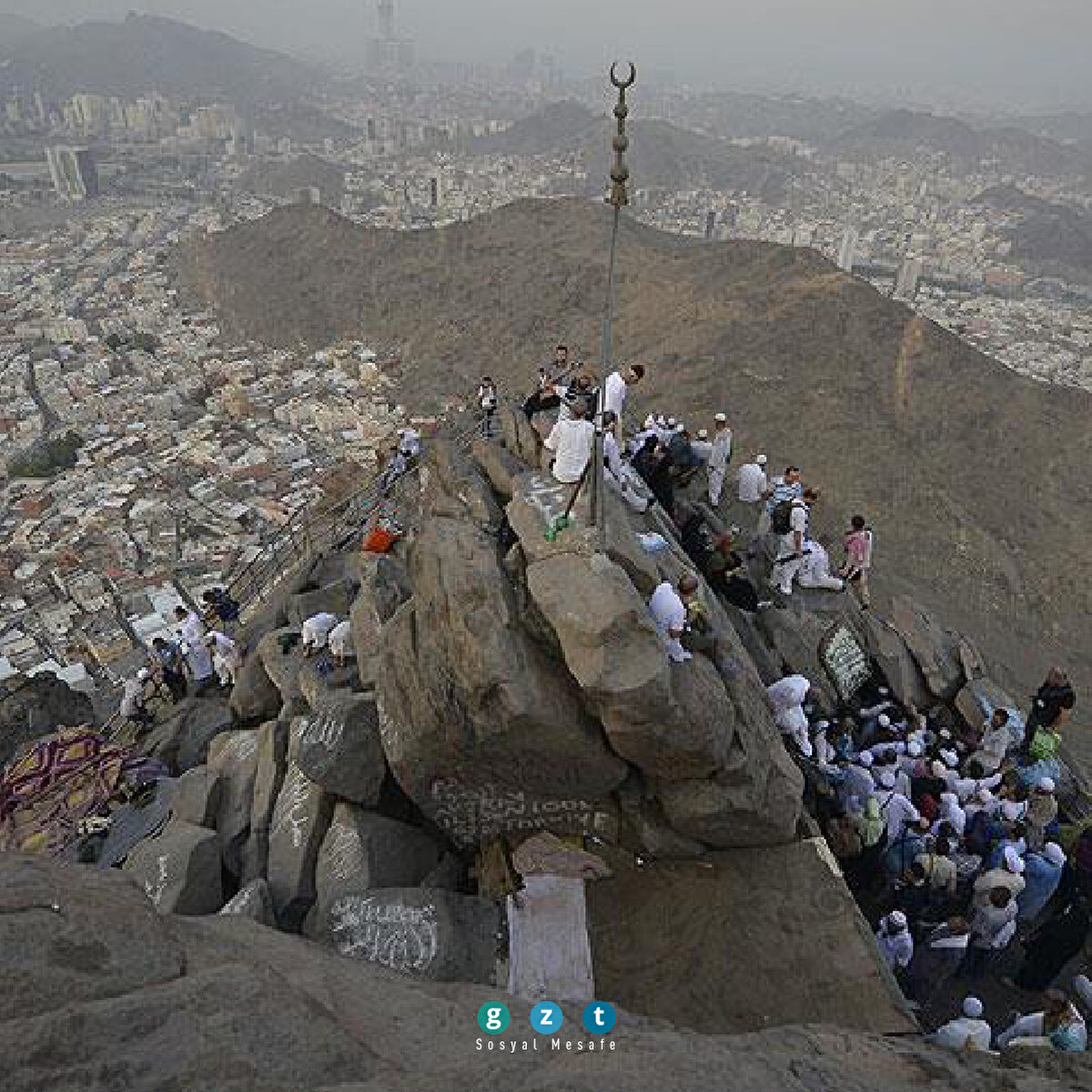Hazreti Muhammed'e (sav) ilk vahyin geldiği yer olan Hira Dağı, Mekke’nin kuzeydoğusunda Kâbe’ye yaklaşık 5 km. uzaklıktadır. Cebelinur (Nur dağı) adıyla da bilinir. İnsanlara en doğru yolu gösteren vahiy nurunun bu dağdaki bir mağaraya inmiş olmasından dolayı bu adı aldığı sanılmaktadır. Sanal tur için: bit.ly/35P6bhO