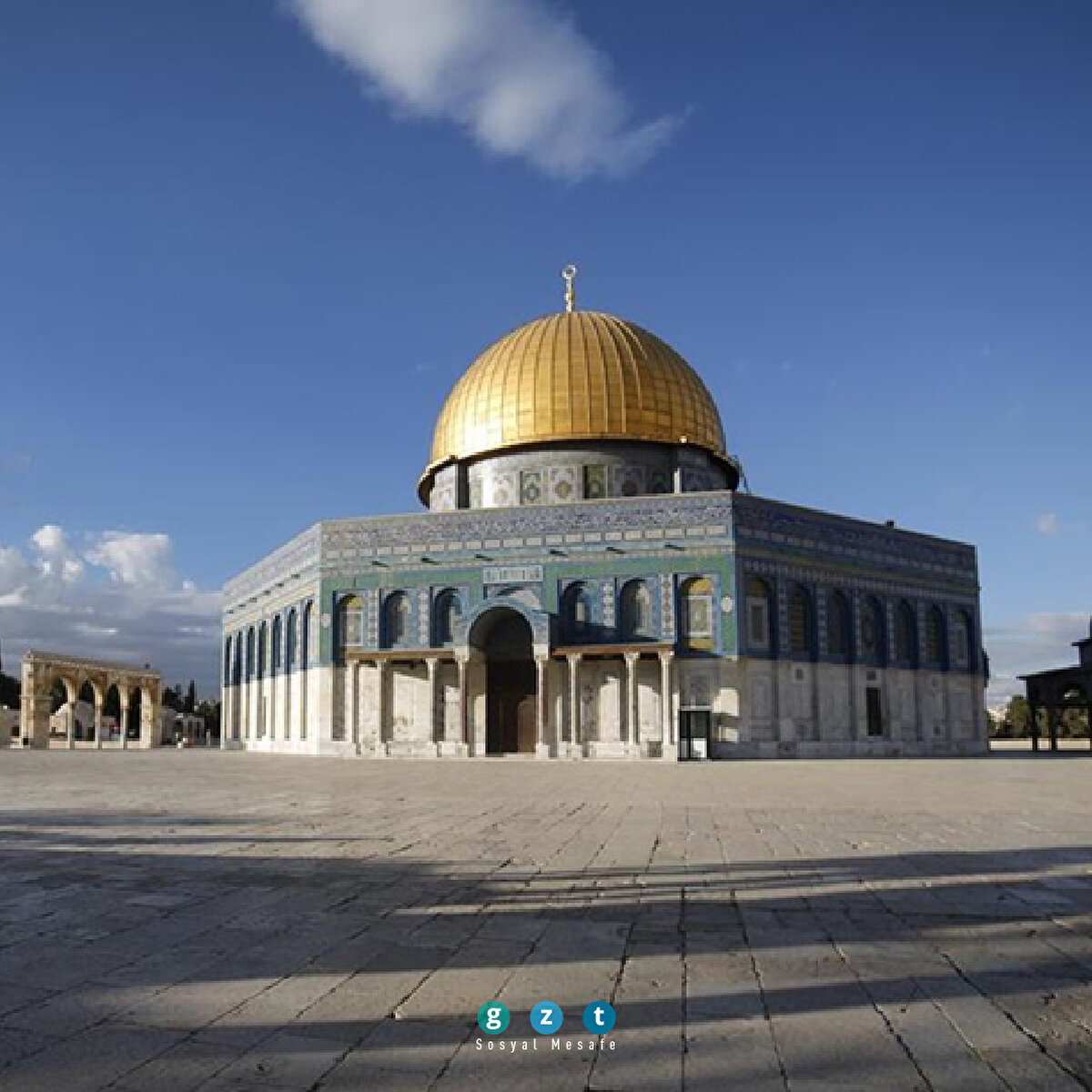 Müslümanların ilk kıblesi Kubbet’üs-Sahra kayalığının üzerine inşa edilen Mescid-i Aksa, Kudüs’te eski şehir bölgesinde Morya Tepesi adı verilen bir alanda yer alıyor. Hazreti Muhammed'in (sav) İsra-Miraç yolculuğunun ardından Müslümanların yaklaşık 16 ay boyunca kendisine yönelerek namaz kıldığı mabette dualarınızı edebilirsiniz. Sanal tur için: bit.ly/3fJvTcq