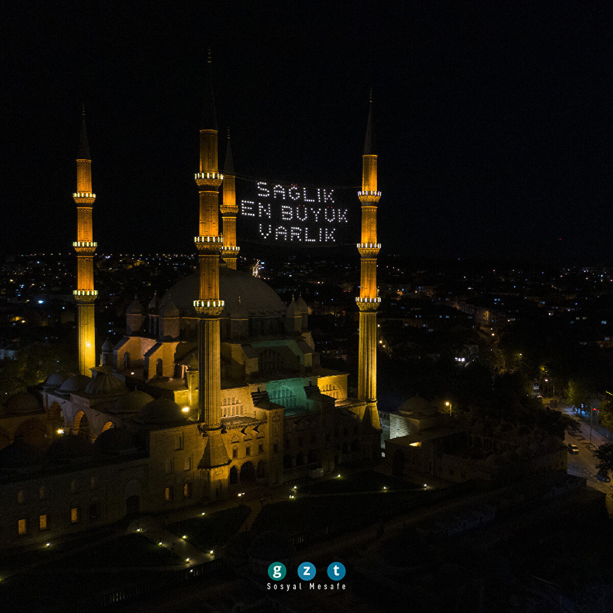 Mimar Sinan’ın “Ustalık eserim” dediği Selimiye Camisi’ni merak edenlerdenseniz bu eşsiz eseri sanal olarak gezebilirsiniz. Avlusu, çinileri, camideki tüm ayrıntıları içindeymiş gibi görebilir, hatta Edirne’ye doğru sanal yolculuğa çıkmışken eskilerin deyimiyle şifahane, II. Bayezid Külliyesi’ni de sanal ortamda gezebilirsiniz. Sanal tur için: bit.ly/2zyiIdm