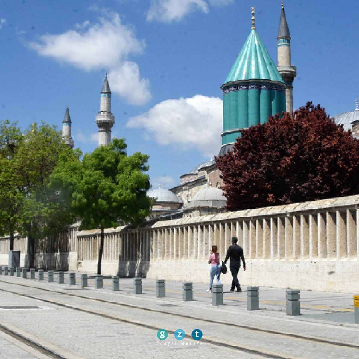 Bugün müze olarak kullanılmakta olan Mevlâna Dergâhı'nın yeri, Selçuklu Sarayı'nın Gül Bahçesi iken bahçe, Sultan Alâeddin Keykubad tarafından Mevlâna'nın babası Sultânü'l-Ulemâ Bâhaeddin Veled'e hediye edilmiştir. Sultânü'l-Ulemâ 12 Ocak 1231 tarihinde vefat edince türbedeki bugünkü yerine defnedilmiştir. Bu defin gül bahçesine yapılan ilk defindir. Sultânü'l-Ulemâ'nın ölümünden sonra kendisini sevenler Mevlâna'ya müracaat ederek babasının mezarının üzerine bir türbe yaptırmak istediklerini söylemişlerse de Mevlâna Gök kubbeden daha iyi türbe mi olur diyerek bu isteği reddetmiştir. Ancak kendisi 17 Aralık 1273 yılında vefat edince Mevlâna'nın oğlu Sultan Veled, Mevlâna'nın mezarı üzerine türbe yaptırmak isteyenlerin isteklerini kabul etmiştir. Kubbe-i Hadra (Yeşil Kubbe) denilen türbe dört fil ayağı (kalın sütun) üzerine 130 bin Selçukî dirhemine Mimar Tebrizli Bedrettin'e yaptırılmıştır. Bu tarihten sonra inşaî faaliyetler hiç bitmemiş 19'uncu yüzyılın sonuna kadar yapılan eklemelerle devam etmiştir. Sanal tur için: bit.ly/2AkcDBY