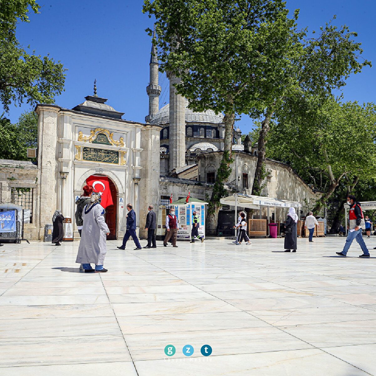 Ebu Eyyub el Ensari hazretlerinin türbesinin hemen yanına inşa edilen Eyüp Sultan Camii, İstanbul'un en çok ziyaret edilen kutsal mekanlarının başında geliyor. Osmanlı döneminde padişahların kılıç kuşandığı ve sefere çıkmadan evvel ziyaret ettiği külliyeyi sanal alemde ziyaret etmek mümkün. Sanal tur için: bit.ly/2LlrWg4