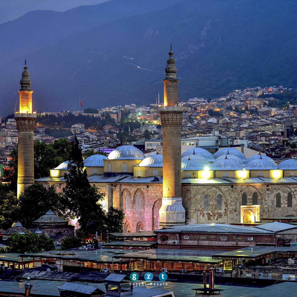 Bursa’nın tarihi simgelerinden Ulu Cami, 1400 yılında I. Bayezid tarafından yaptırılmış. Camideki şadırvan ahşap oyma işçiliği ve yirmi kubbeli yapısı görülmeye değer. Bir zamanlar Osmanlı İmparatorluğu’na başkentlik yapmış Bursa’daki bu tarihi camiyi sanal ortamda gezebilirsiniz. bit.ly/2WlE3zK