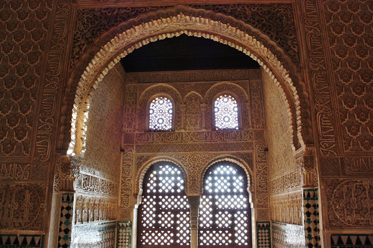 Elçiler Salonu’nun kalın duvarlarına açılan Darro vadisine ve Albayzın sokaklarına bakan dokuz büyük pencere mekânı aydınlatmaktadır.