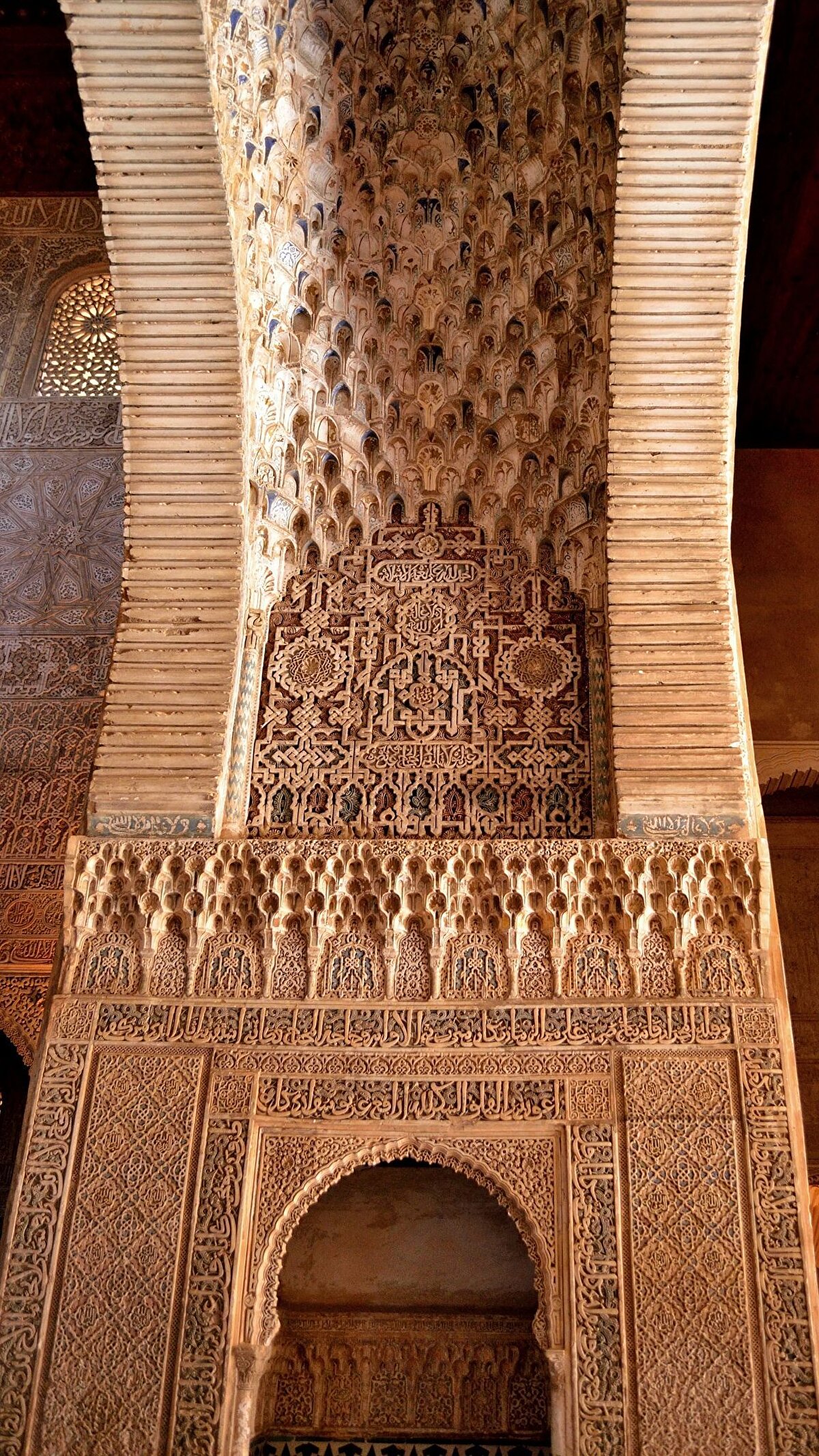 Üç cephedeki pencerelerden yansıyan ışık, değişik açılardan kırıldığı için mekan, günün değişik saatlerinde farklı renklere bürünür.