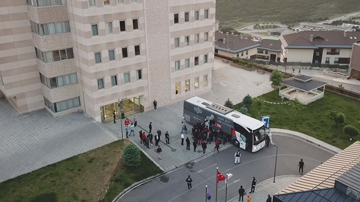 Ekip, koronavirüs tedbirleri kapsamında uygulanacak olan 14 günlük karantina için Maltepe'de bulunan Mimar Sinan Erkek Öğrenci Yurdu'na getirildi. 