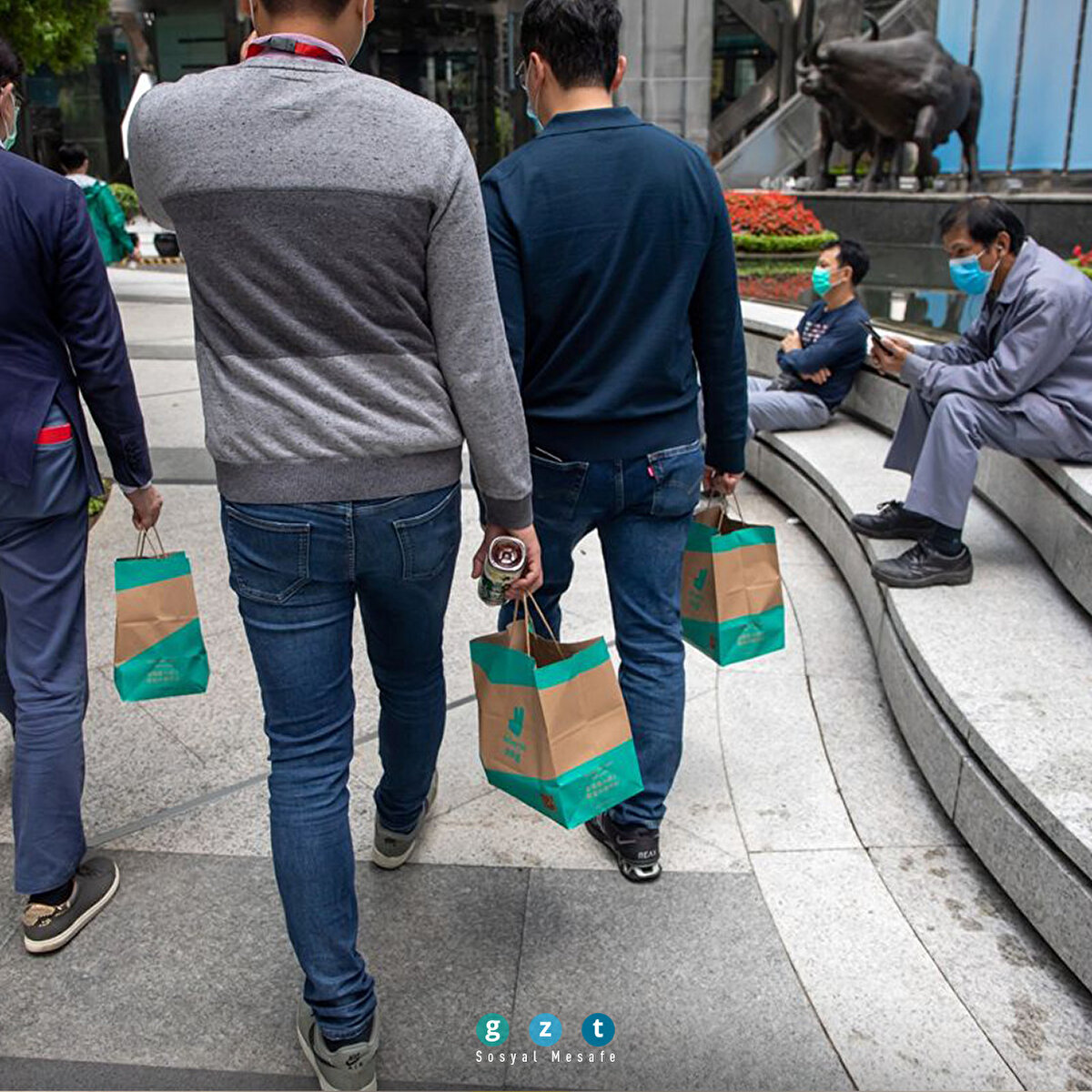 Çalışanların yalnız veya çok az kişiyle öğle yemeklerini yemeleri isteniyor, çoğu iş yerinin mutfağı da çalışmıyor