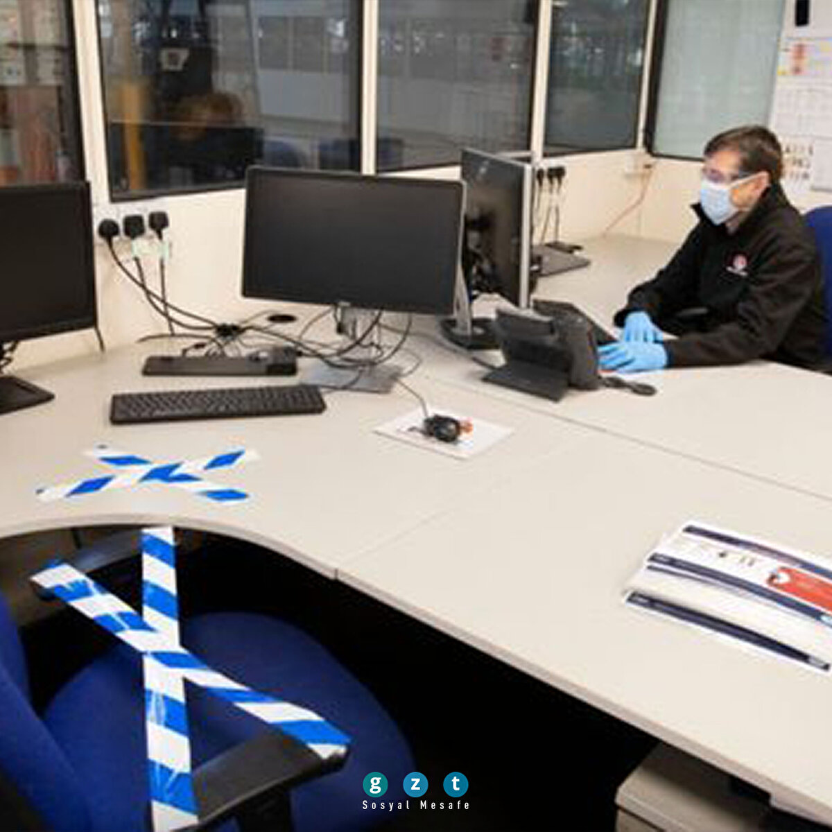 İngiltere’de bazı iş yerleri ofis içerisinde sosyal mesafe uygulanabilmesi için bazı masaların boş bırakılmasını sağladı