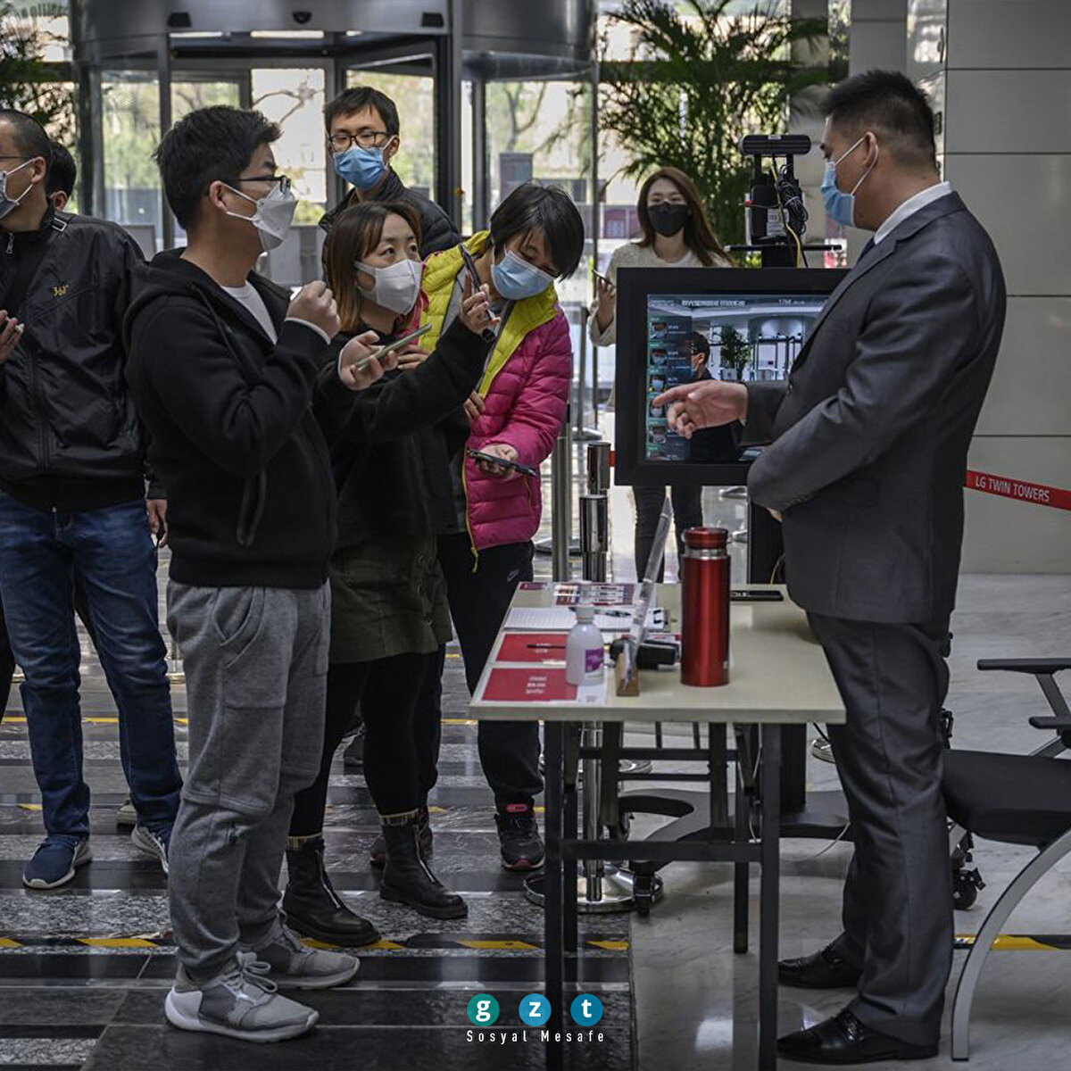 Ofislerde yapılan yeni düzenlemelerle maske takmak norm haline geldi