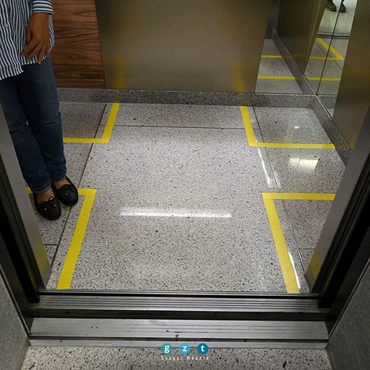 Bank of China’nın Beijing şubesinde asansör kullanımı da yarı kapasitesine indirildi, durulacak alanlar şeritle belirlendi