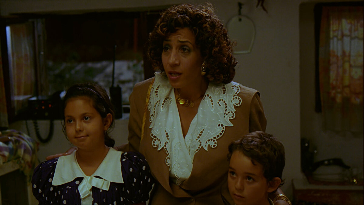 ...ve eşini oynayan Binnur Kaya'nın performansları ise dikkat çekici ölçüde başarılı. 