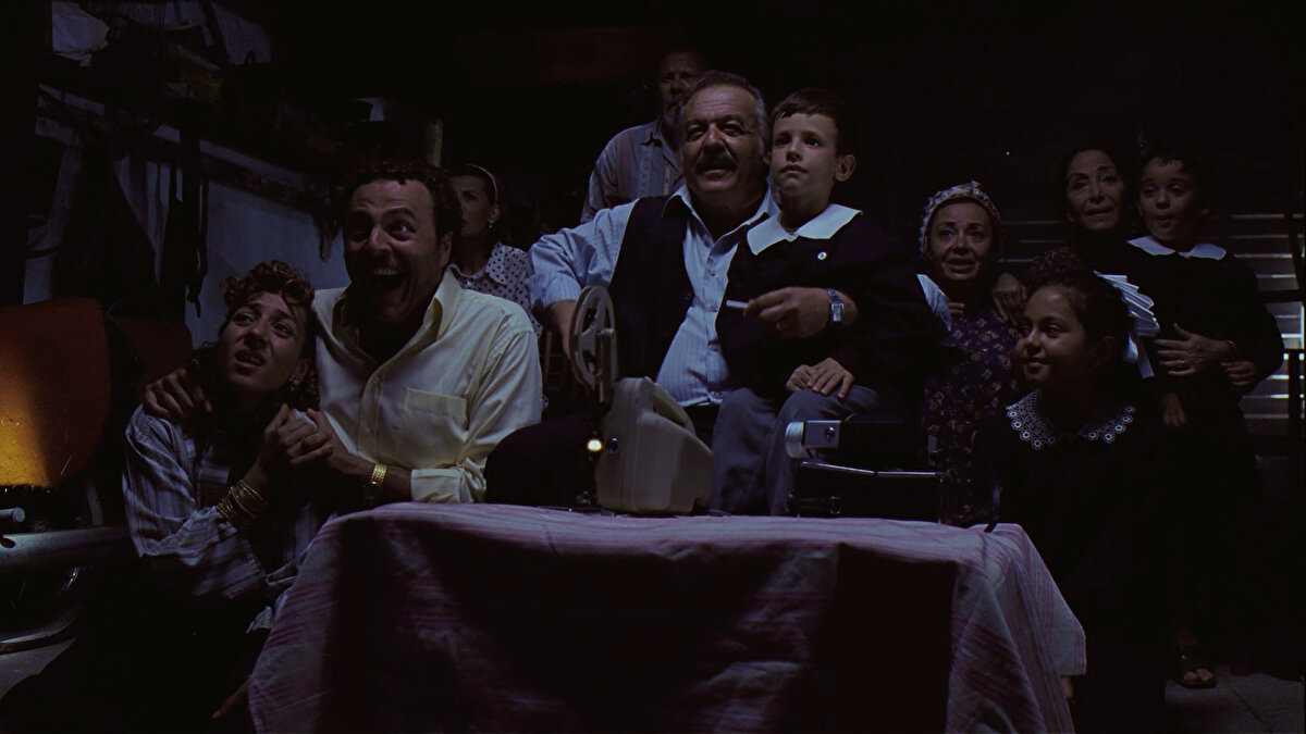 Hüseyin Ağa babasının ölümünden sonra ilk kez ağlayan torununu film odasına götürür.