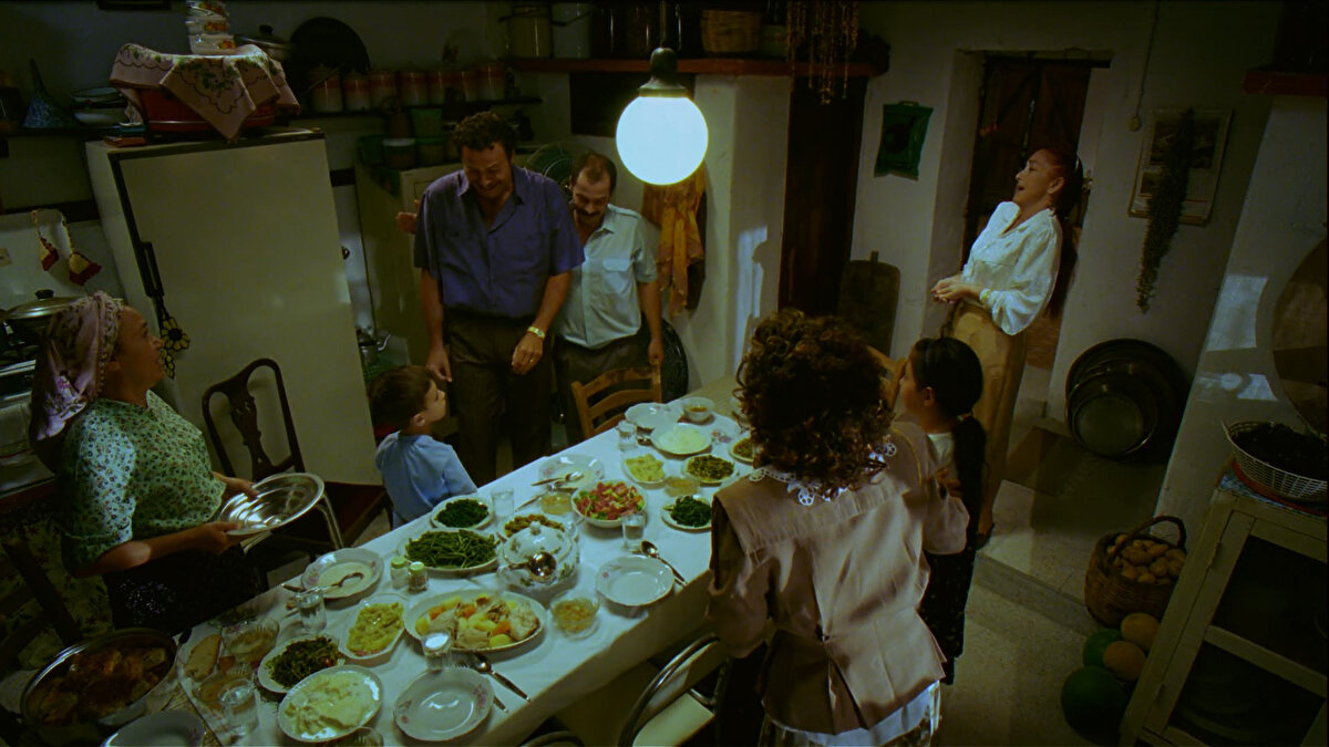 Deniz Ege’de sıcak bir kasaba hayatı yaşayan bu kalabalık aileye adapte olmaya çalışır.