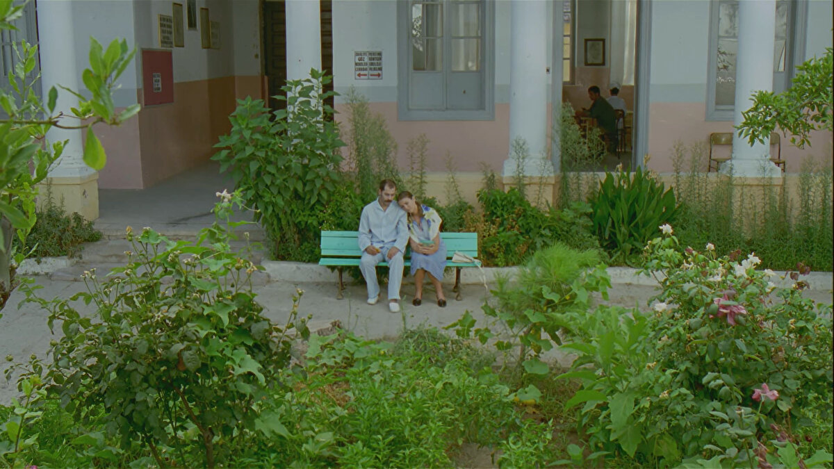 Sadık'ı en son yıllar önce terk ettiği Birgül'le vedalaşırken görürüz. 