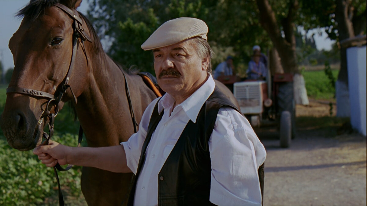 Babasıyla yıllardır çözemediği sorunlarla da tekrar yüz yüze gelir.