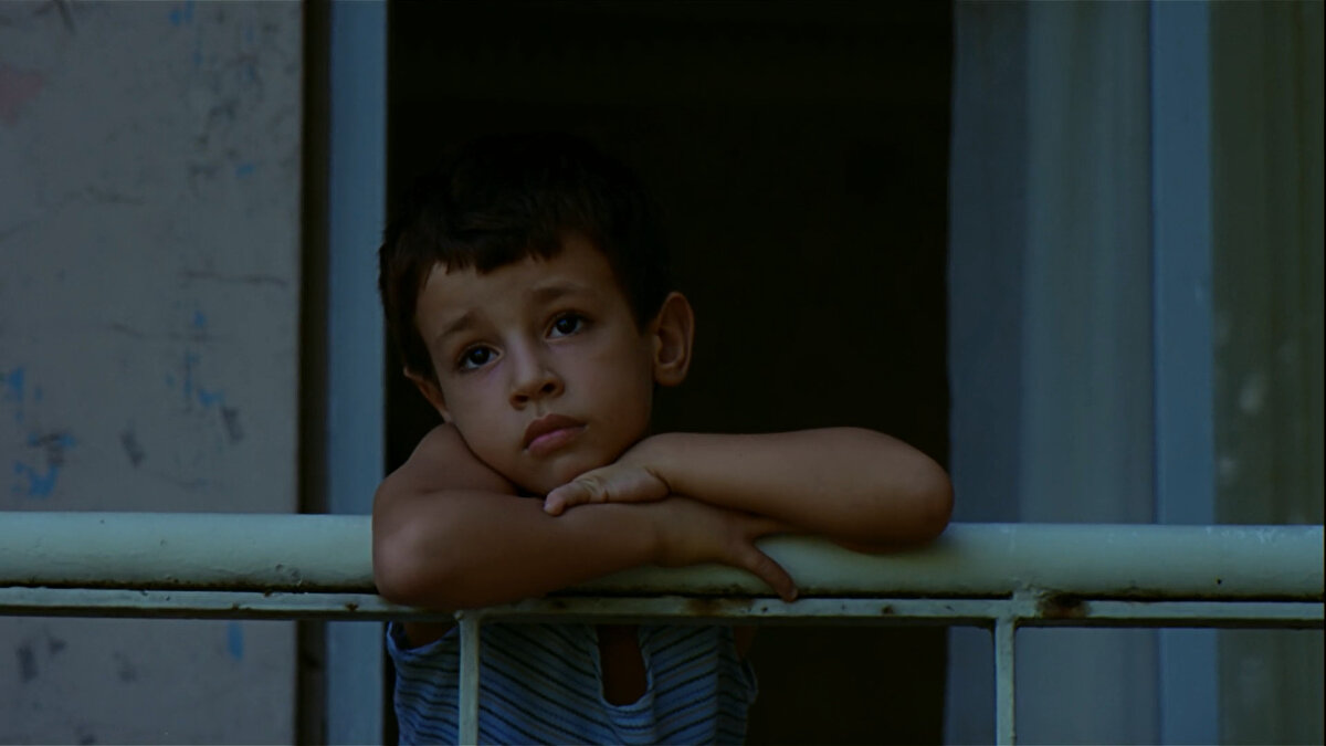 Ama filmin çıktığı dönemde ve sonrasında belki de en çok konuşulan performans küçük yaşına rağmen bu kadar etkili bir iş çıkaran Ege Tanman oldu.