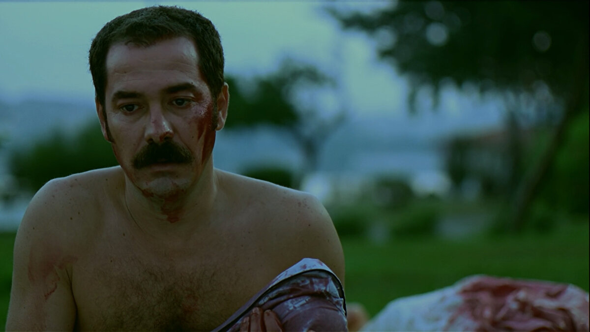 -Karım öldü.. Bebek doğdu... Çok kan aktı... Kimse yardım etmedi. Herkes nerde?