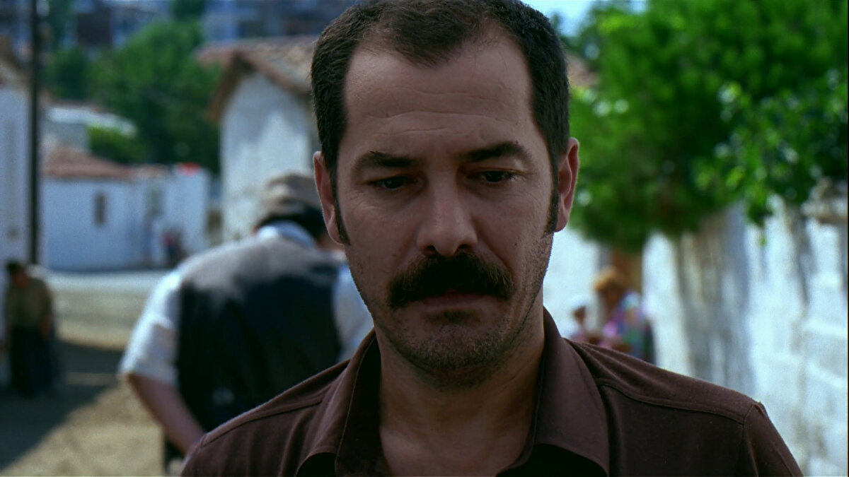 Filmin ana karakteri Sadık'a hayat veren Fikret Kuşkan karakterin çelişkilerini ve filmin duygusal yoğunluğunu başarılı bir şekilde yansıtıyor.