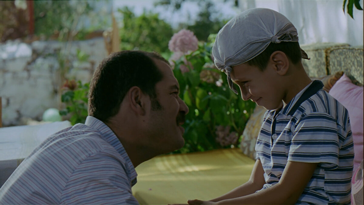 Deniz karakterinin çocuksu heyecanını, sevecenliğini ve hüznünü perdeye yansıttı. 