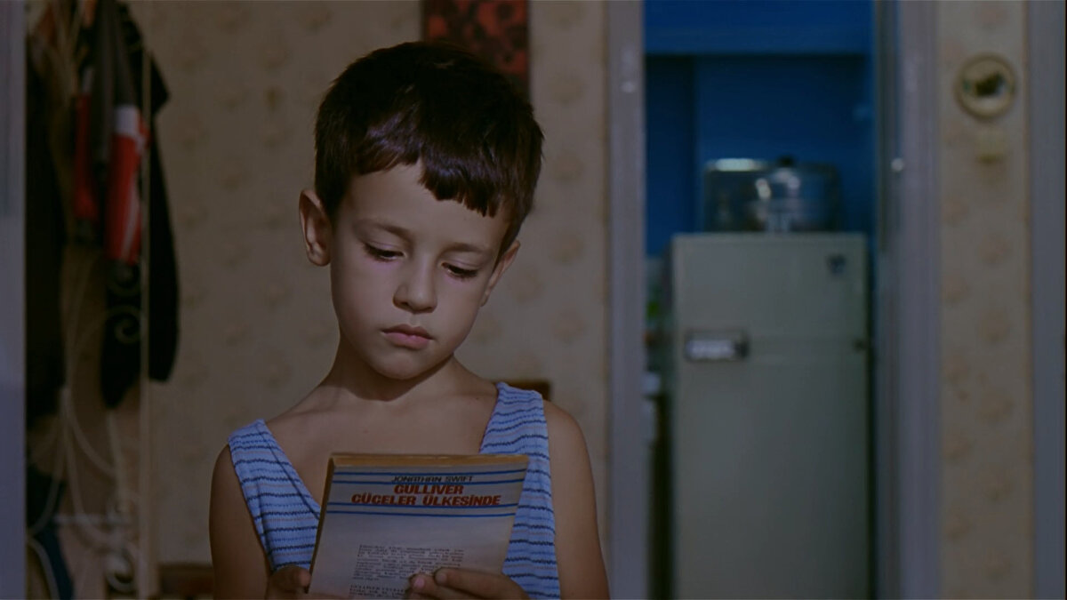 Jenerikten sonra 7 yaşında, hayalperest ve kitap okumayı seven Deniz'i görürüz. 