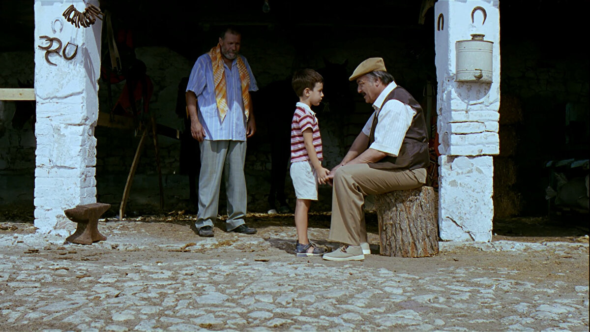 Bu süreçte Deniz'in sevimli masumiyeti Hüseyin Ağayı yumuşatır ve Sadık'ın babasıyla ilişkisinde bir köprü görevi görür.