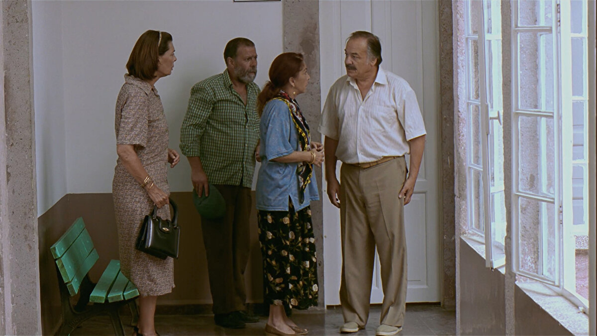 Sadık'ın ciğerlerinin hapishane şartlarında işkenceden zarar gördüğünü ve ümit olmadığını öğrenen aile yıkılır. 