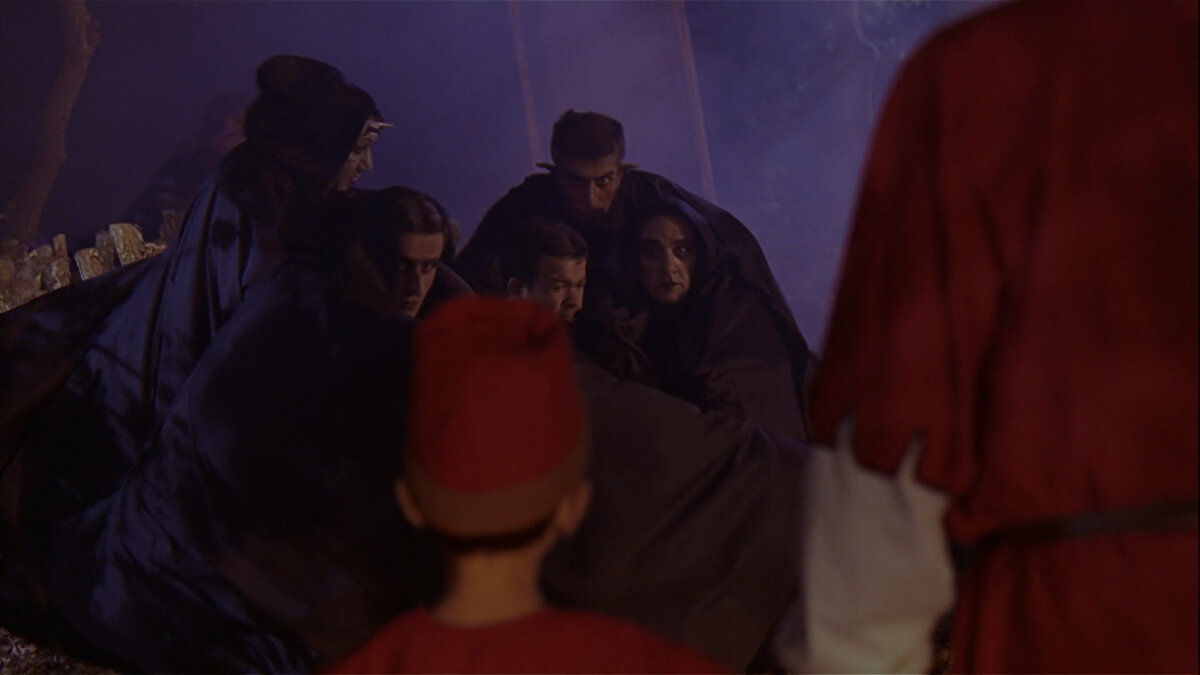 Filmde ara ara Deniz'in yeni tanıştığı insanları ve kalabalık aile ortamını hayal gücüyle nasıl yorumladığını görüyoruz. 