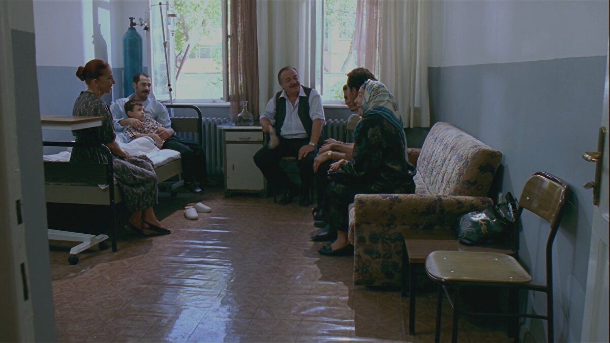 Hastanede Sadık'ın son günlerinde ona destek olmaya çalışırlar. 