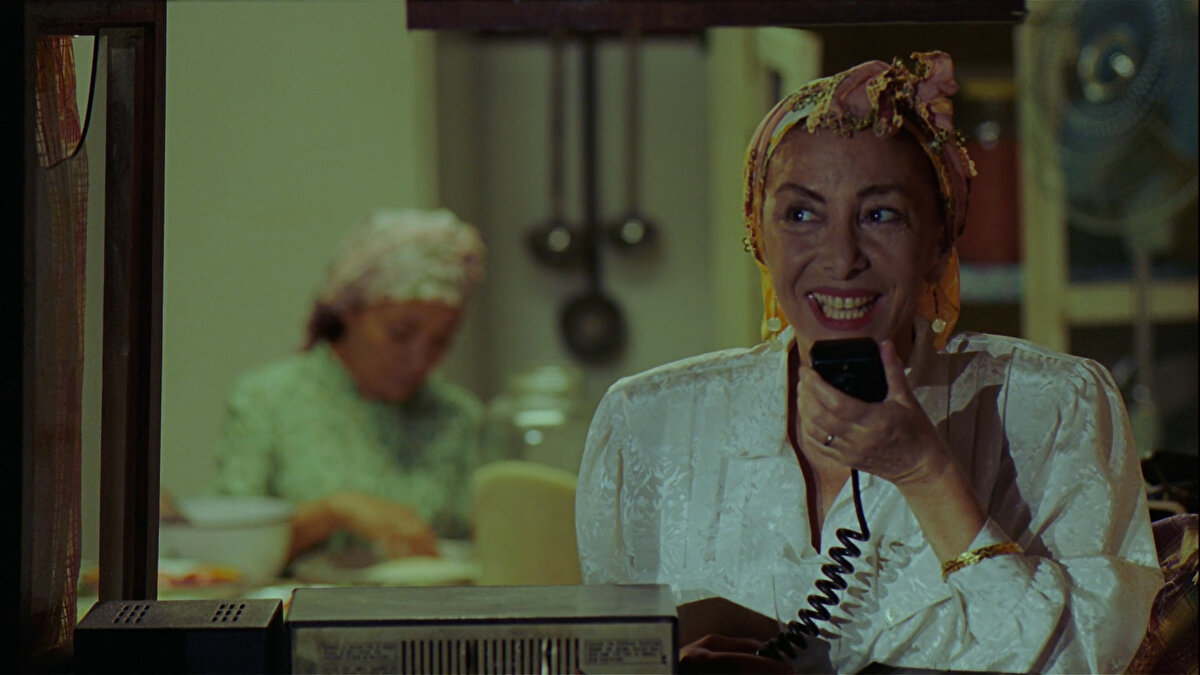 Hümeyra ise aileyi birbirine bağlayan, neşeli, arabulucu anneye kusursuz bir şekilde hayat vermiş.