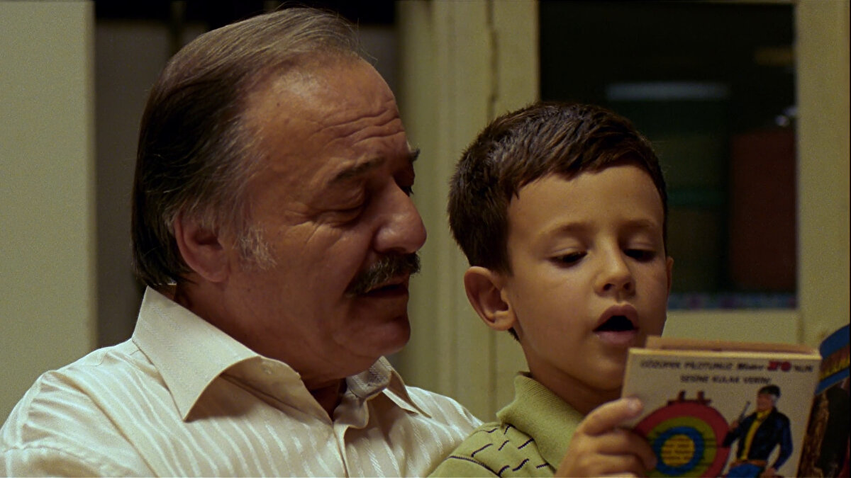 Çetin Tekindor oynadığı Hüseyin Ağa karakteri ile otoriter bir Türk babasını başarılı bir şekilde canladırıyor.