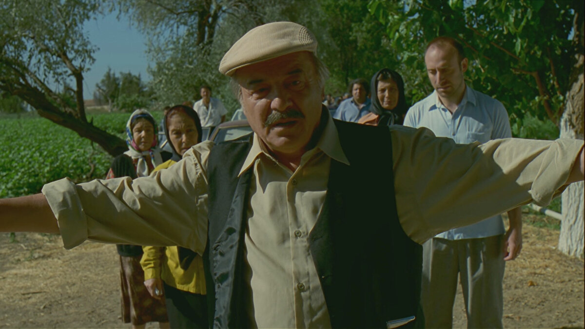 -Burda duraydım böyle, kollarımı açaydım iki yana. Tutaydım onu ben. Getme diyeydim...