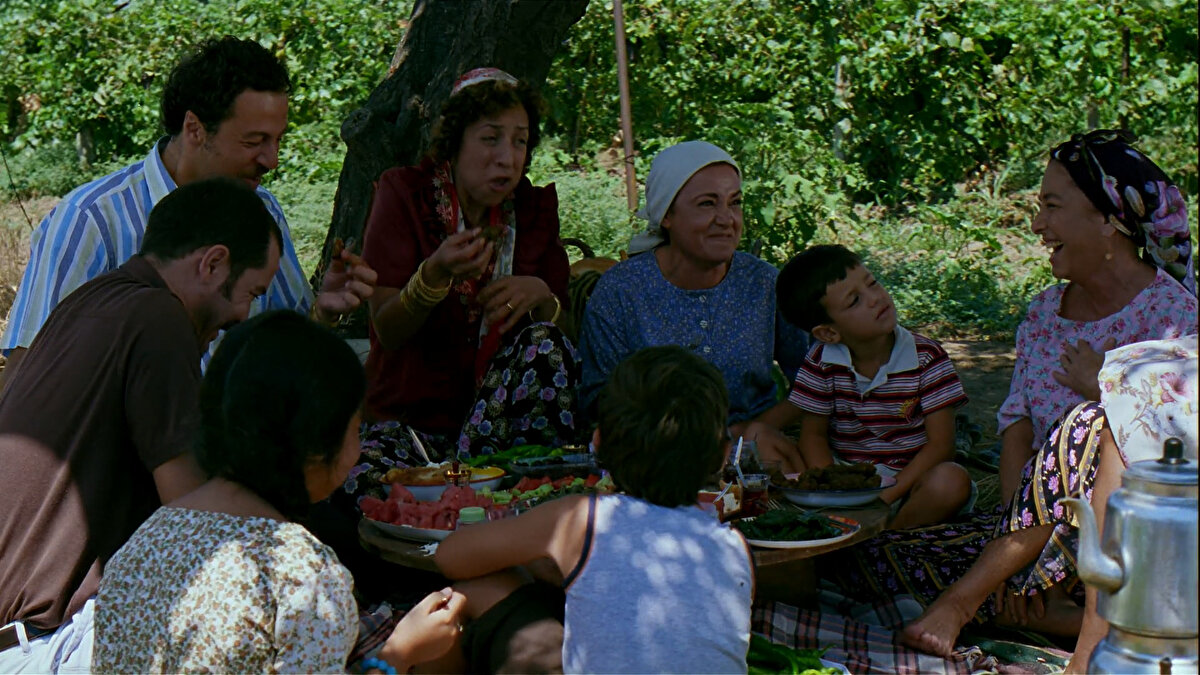 Karakterlerin doğallığı, kalabalık ailede geçen diyalogların gerçekçiliği ve samimiyeti gözyaşlarıyla kahkaları birbirine karıştırıyor.