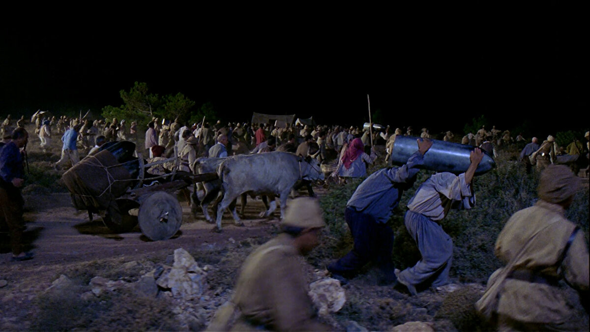 Bu masalsı çocuk görüleri filmin dram yüklü sahnelerinin ağırlığını yumuşatıyor.