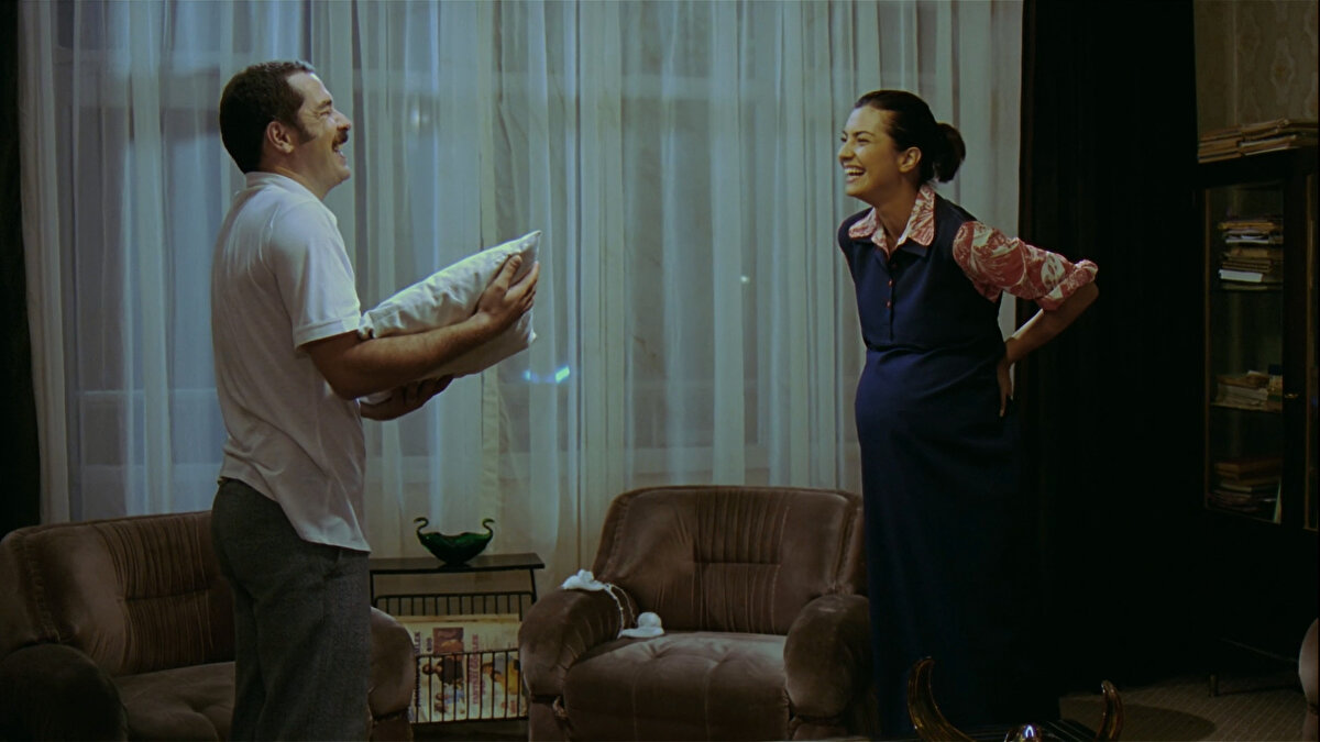 11 Eylül 1980 gecesinde açılan filmde, Sadık sabaha karşı sancısı başlayan karısını hastaneye götürmeye çalışır ancak başaramaz.