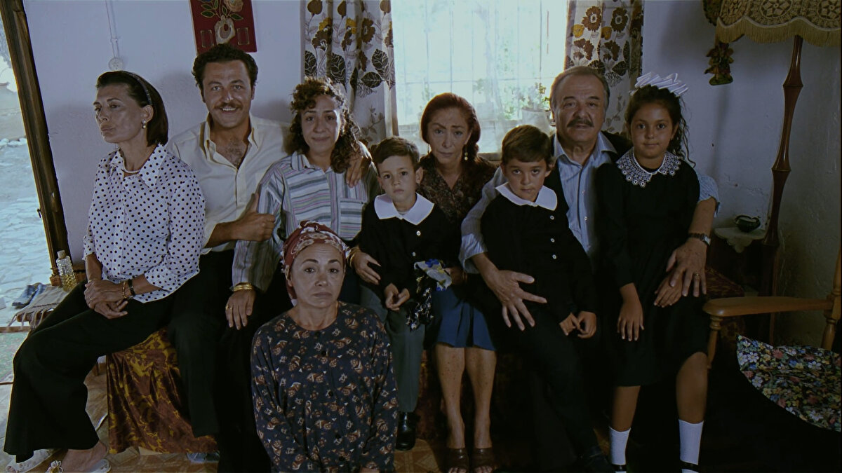 Herkesin aklına kazınan bu unutulmaz sahnenin ardından, aile Deniz'e babasının yokluğunu hissettirmemeye çalışır. 