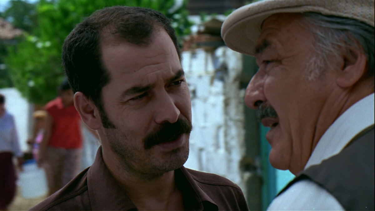 -Çekil yolumdan git işine. +İşim yok baba işten ayrıldım. -Neden buraya geldiğin belli oldu o vakit...