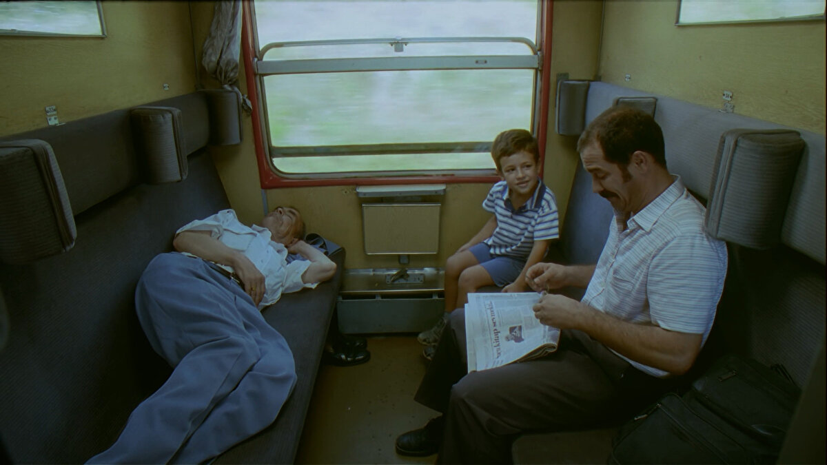 Sadık oğluyla birlikte yıllar önce dargın olarak ayrıldığı ailesinin evine taşınmaya karar verir.