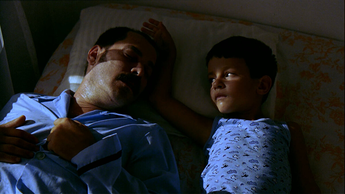 Sadık oğluyla içten içe vedalaşmaya çalışırken...