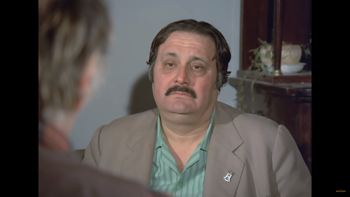 Filmin sonunda fakir ama ahlaklı Yaşar Usta'nın Yunus’a zor anında destek olmasıyla, yönetmen bize güçlü bir doğruluk mesajı verir.