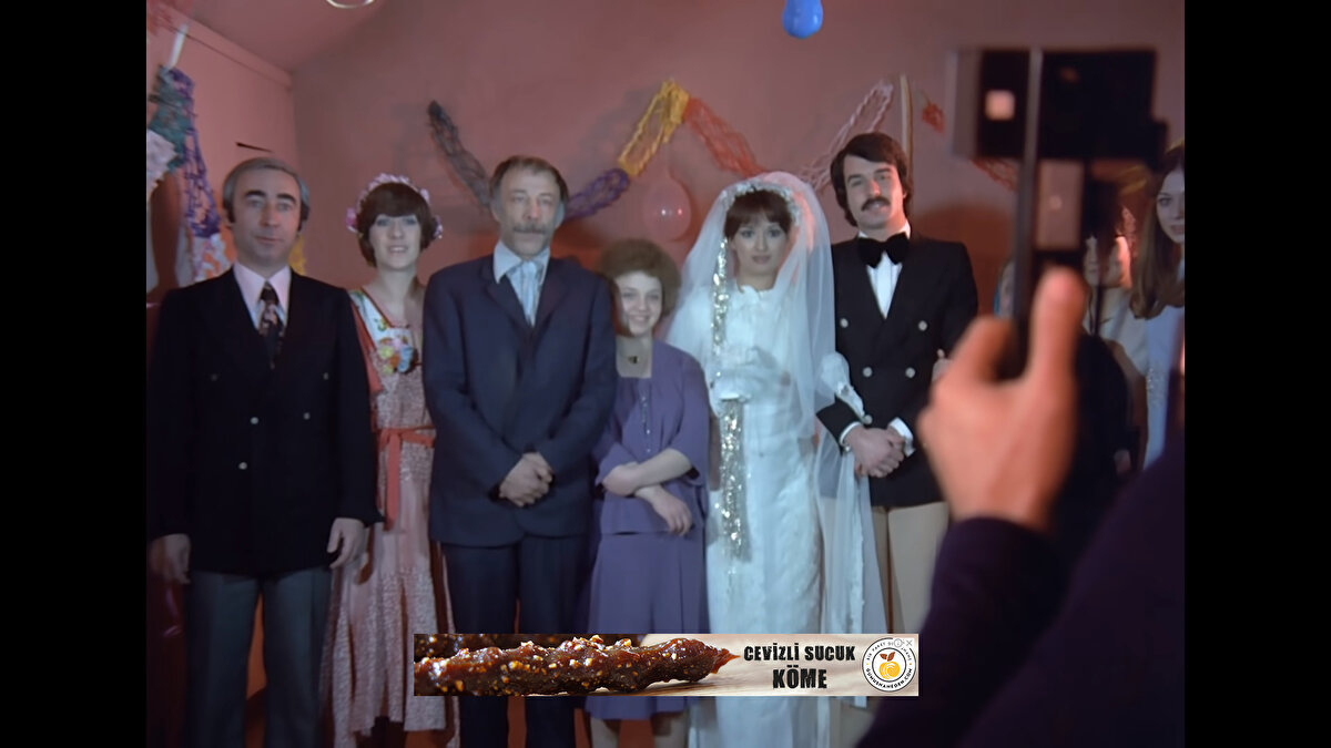 Samimiyeti ve sıcaklığıyla kalplerimizde yer eden 1977 yapımı bu film, Yeşilçam’ın efsane oyuncularını önce perdeye ardından evlerimize taşıdı.