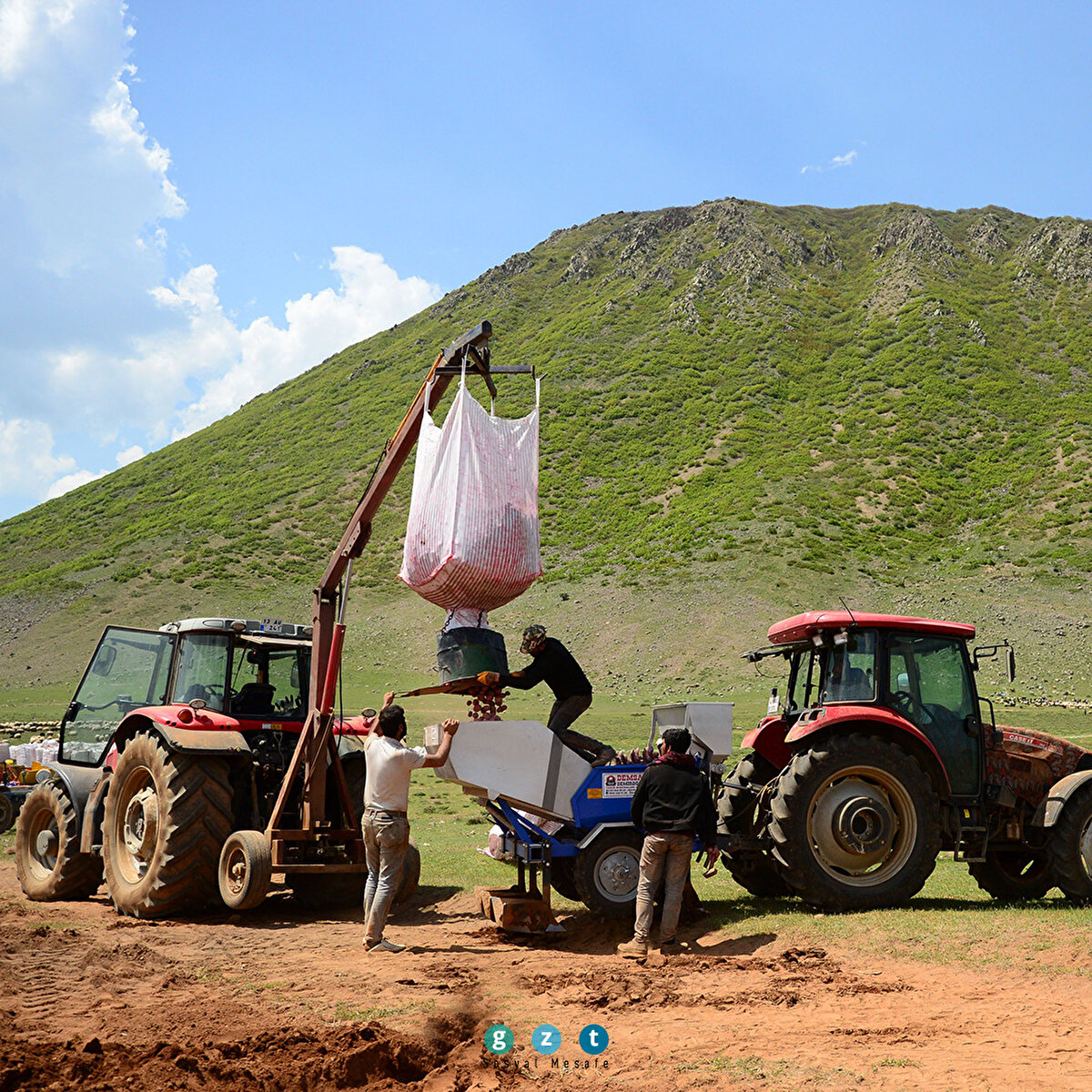 Türkiye'de tarımsal üretimin önemli merkezlerinden Bitlis'in Ahlat ve Tatvan ilçelerinde çiftçiler, sertifikalı patates tohumu ekimine başladı. Patates ekimi drone ile havadan görüntülendi.