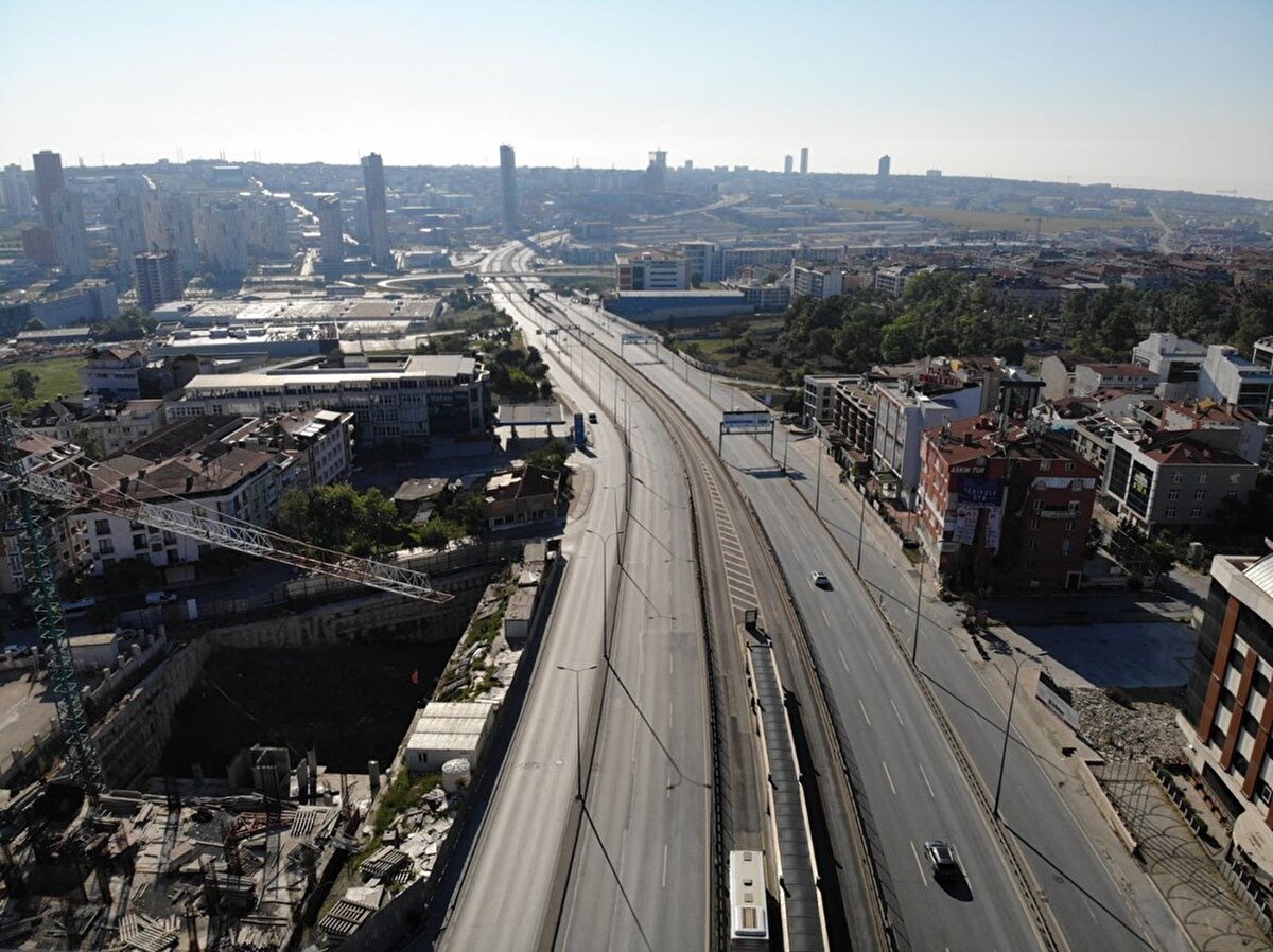 Her bayram sabahı dolup taşan meydanlar ve yollar bu defa boş kaldı. Camilerin ibadete kapalı olması nedeniyle bayram namazı da kılınamadı.